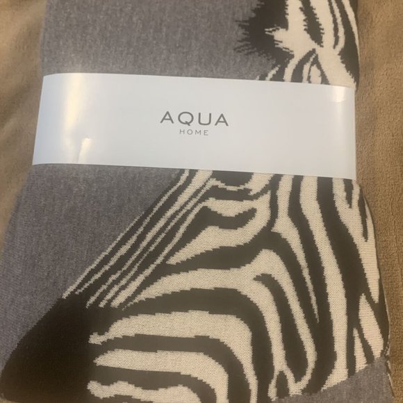 Final Price Cashmere Blend Zebra Throw Blanket - Picture 2 of 5